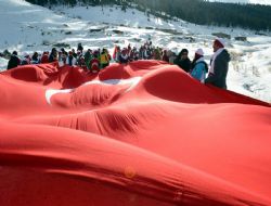 Türk Milleti tek yürek..